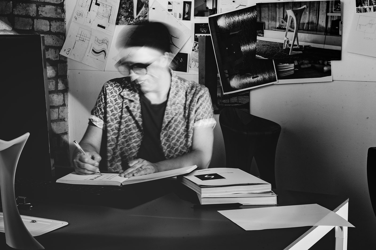 La designer Elena Rogna mentre lavora alla scrivania del suo studio.